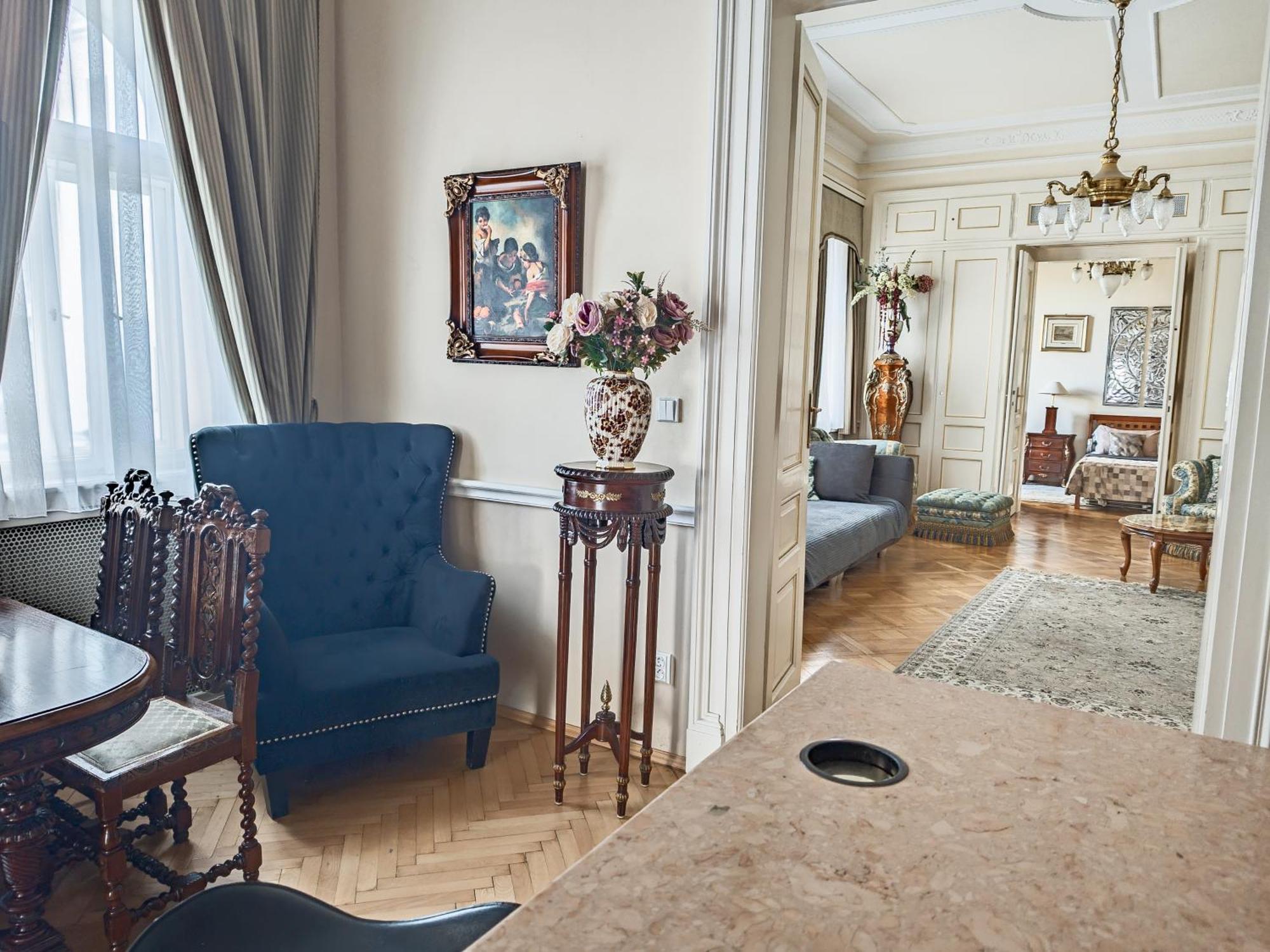 Villa With Hot-Tub, Terrace And Garden, Wenceslass Square Prag Exterior foto